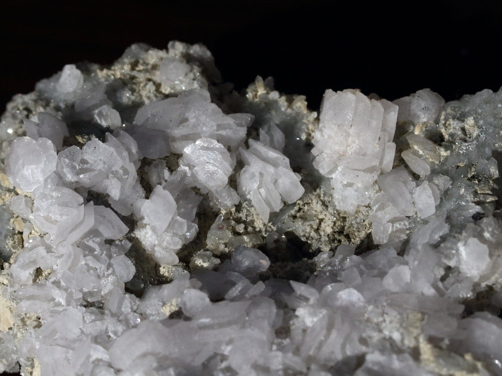 Calcite crystals on Quartz - Image 2