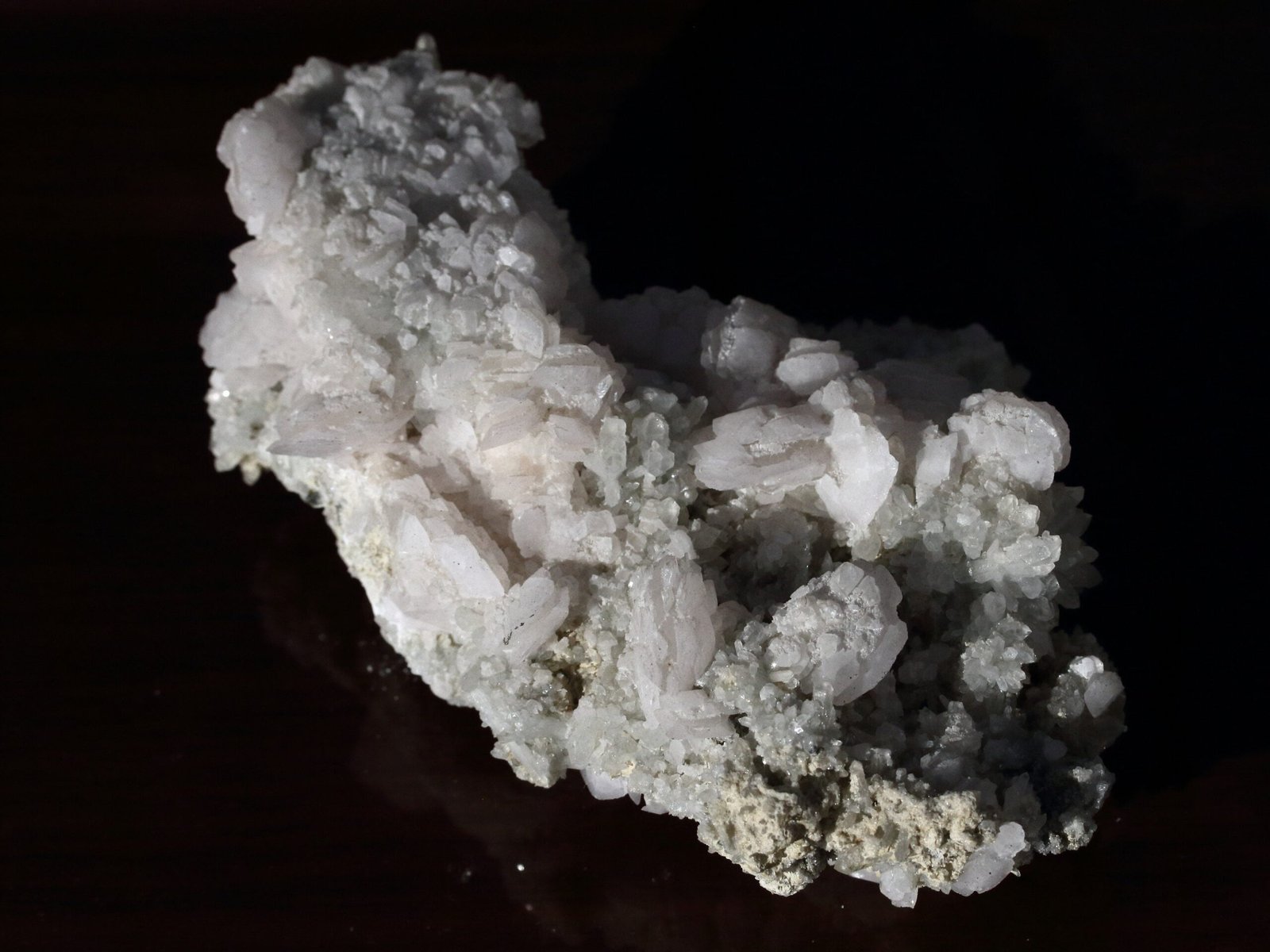 Calcite crystals on Quartz - Image 4