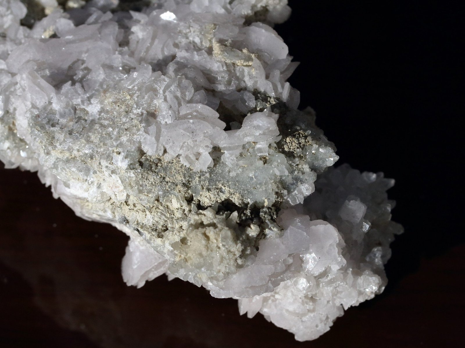 Calcite crystals on Quartz - Image 5