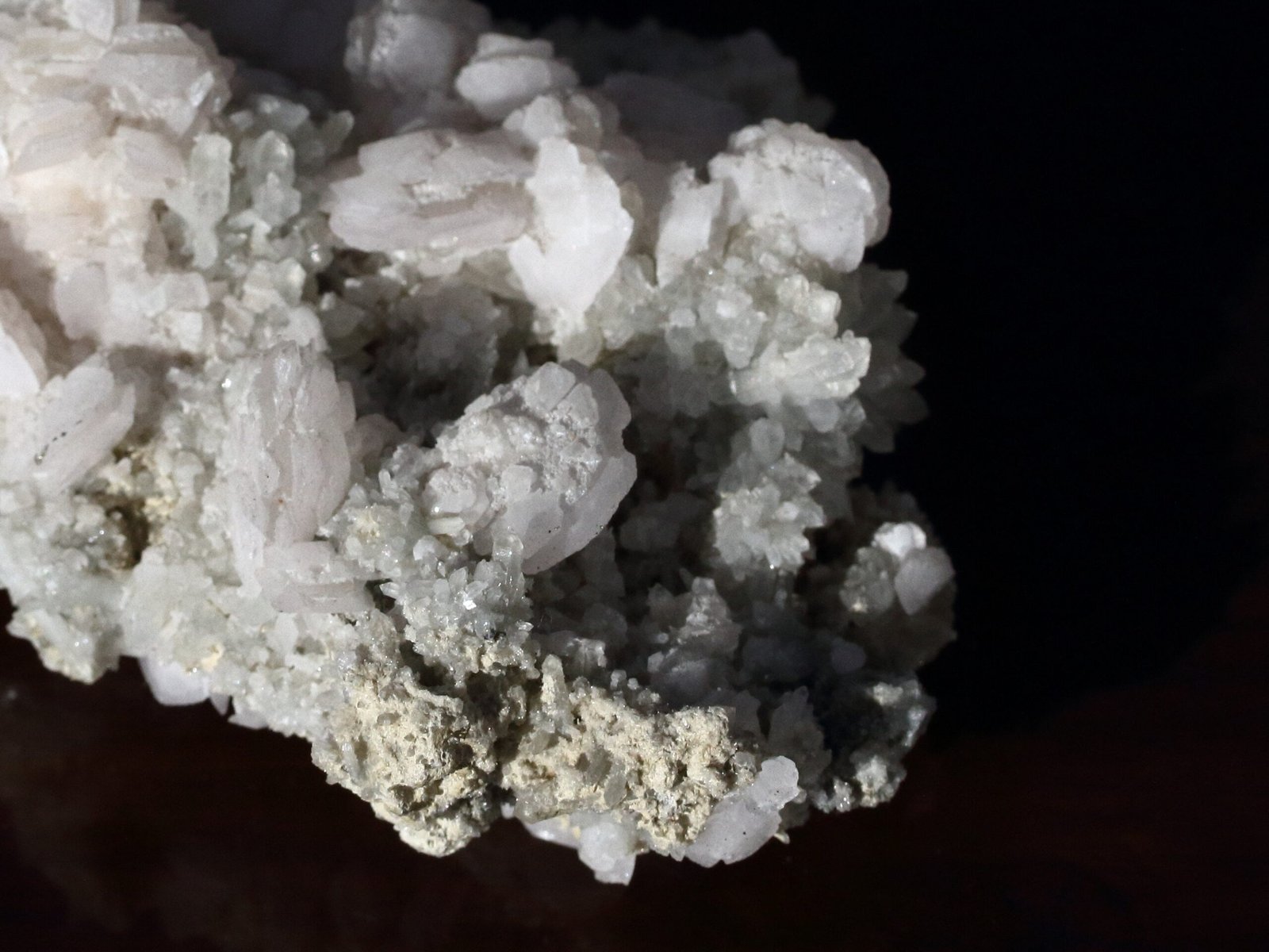 Calcite crystals on Quartz - Image 7
