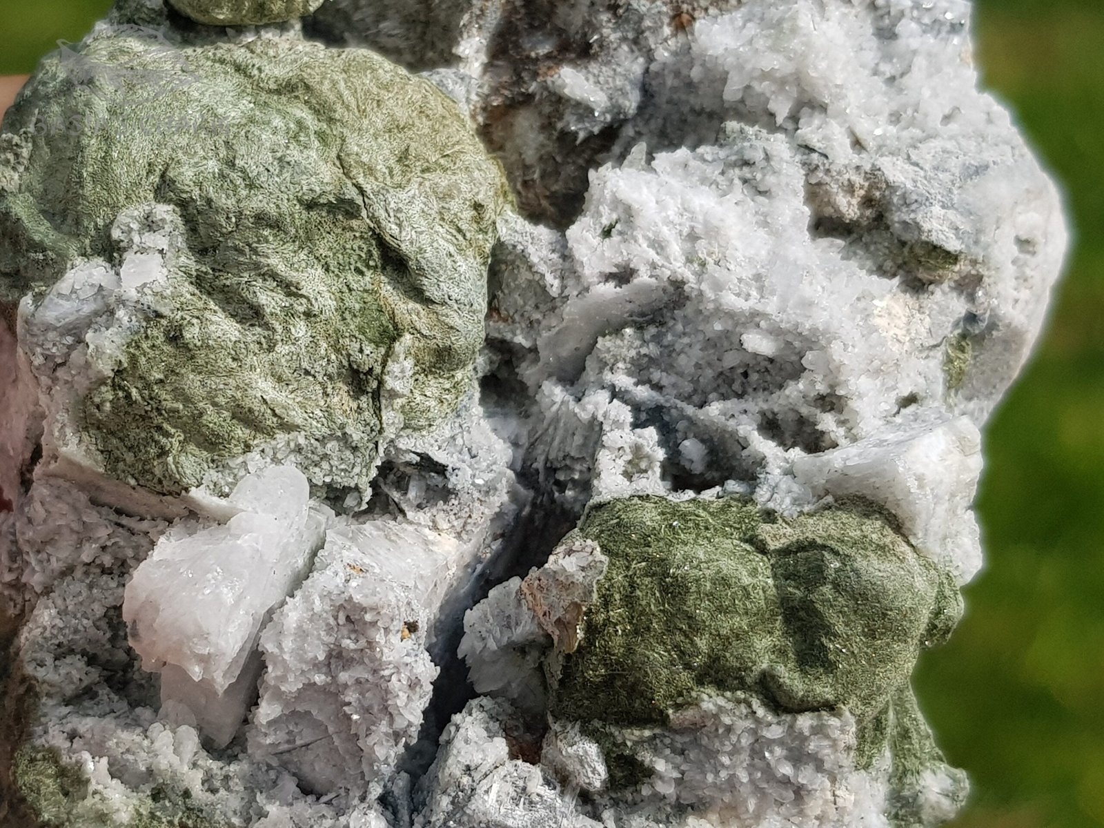 Elpidite with Green Aegirine - Image 2