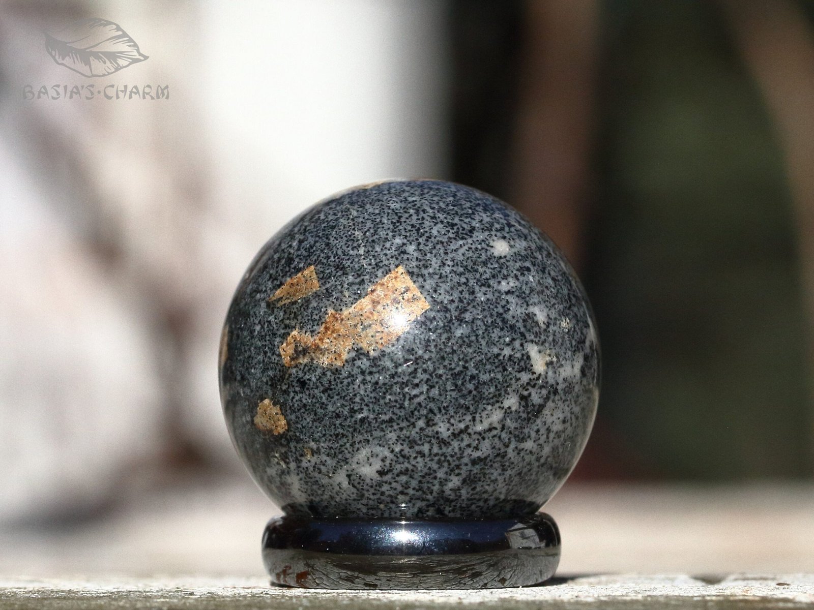 Narsarsukite in fenite - Image 2