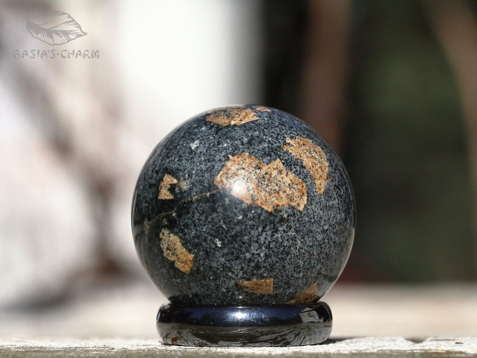 Narsarsukite in fenite - Image 3