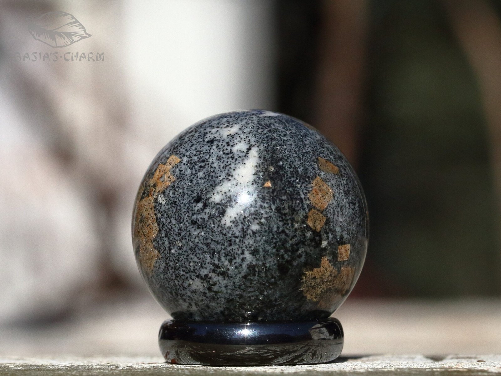 Narsarsukite in fenite - Image 4