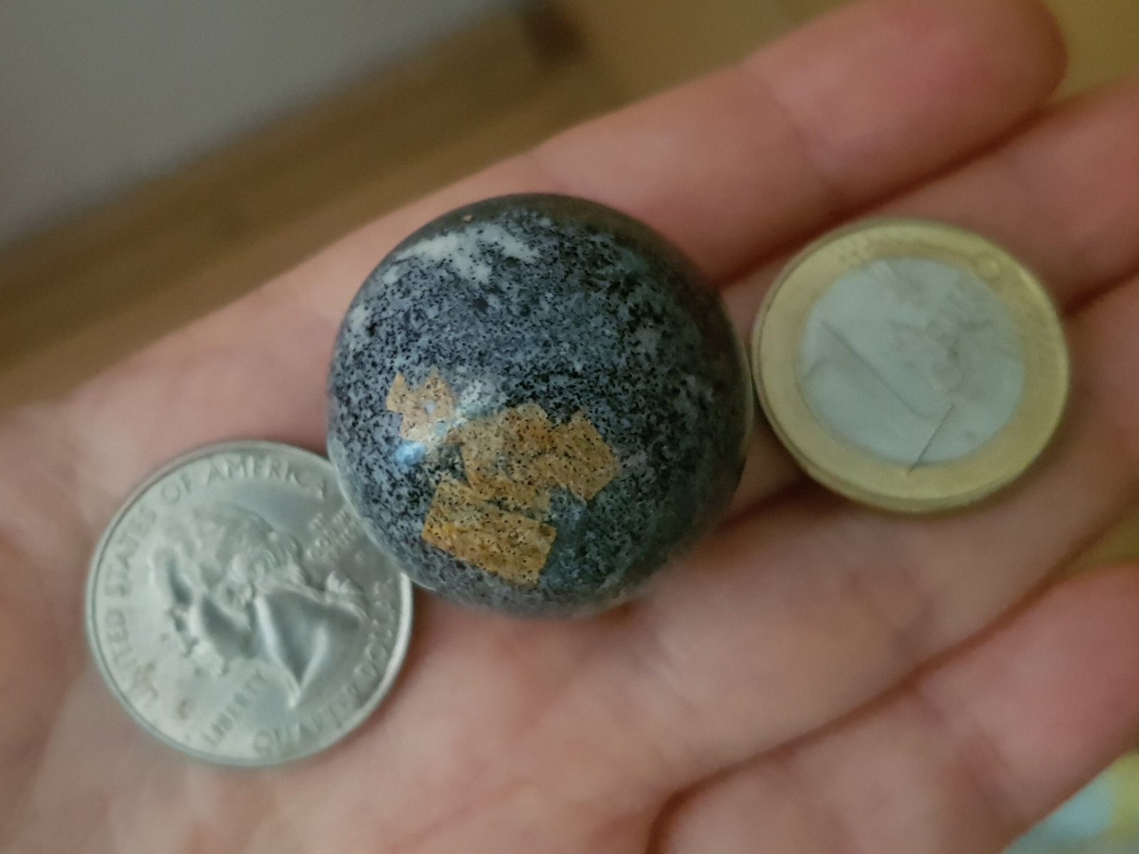 Narsarsukite in fenite - Image 9