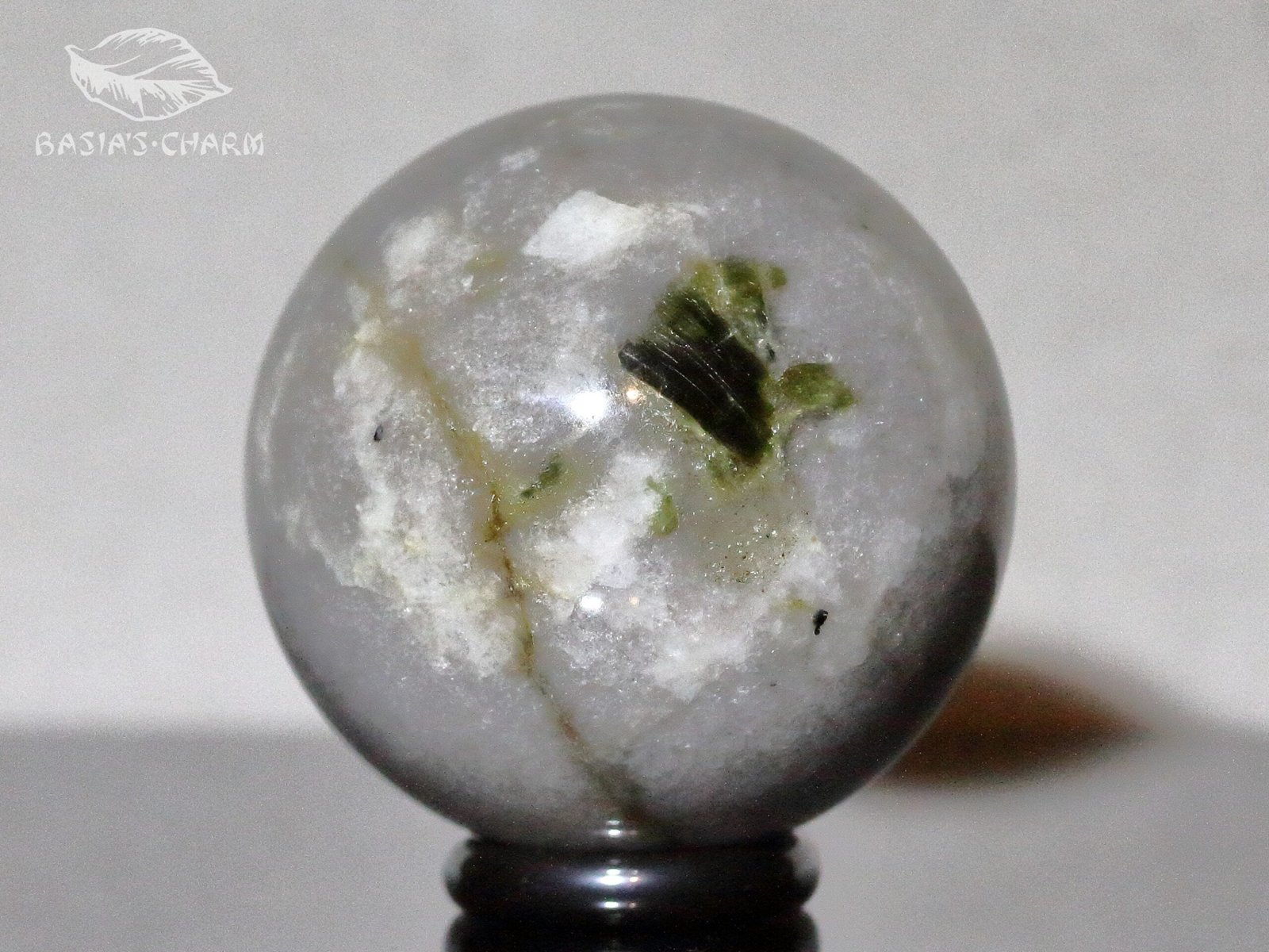 Green transparent muscovite in quartz