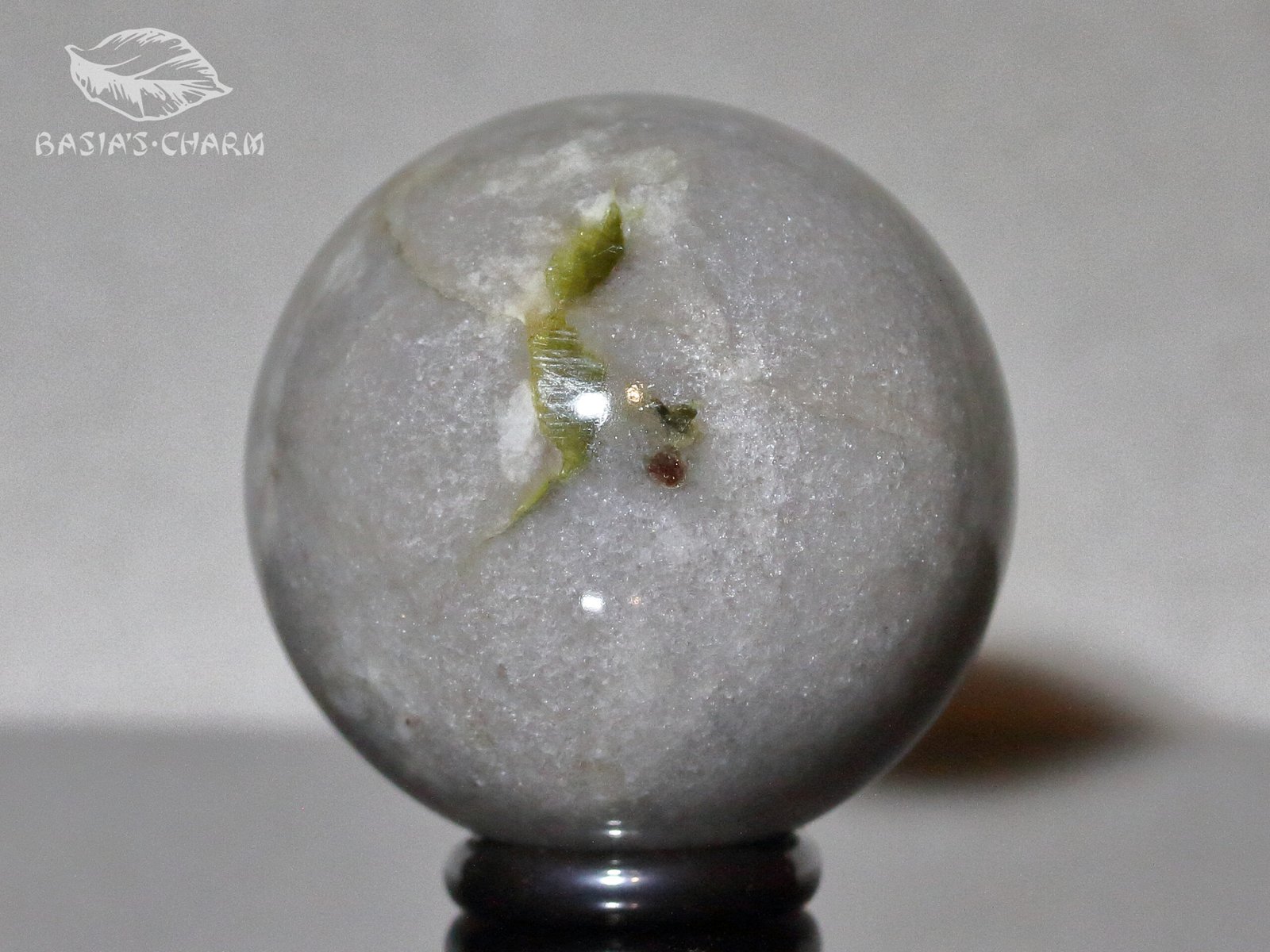 Green transparent muscovite in quartz - Image 2