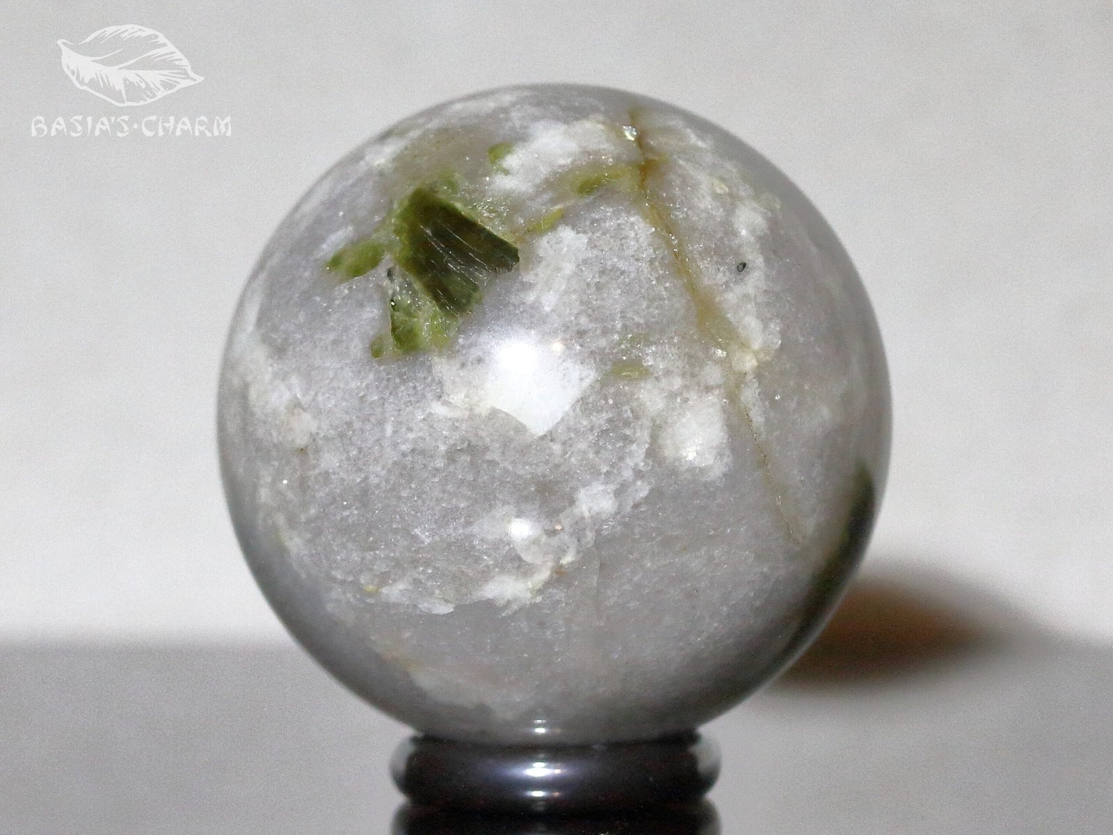 Green transparent muscovite in quartz - Image 3