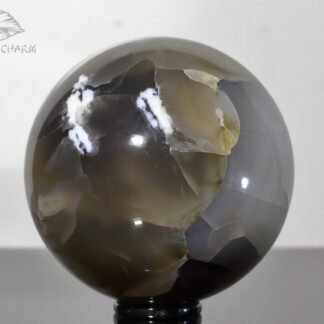 Agate with cristobalite