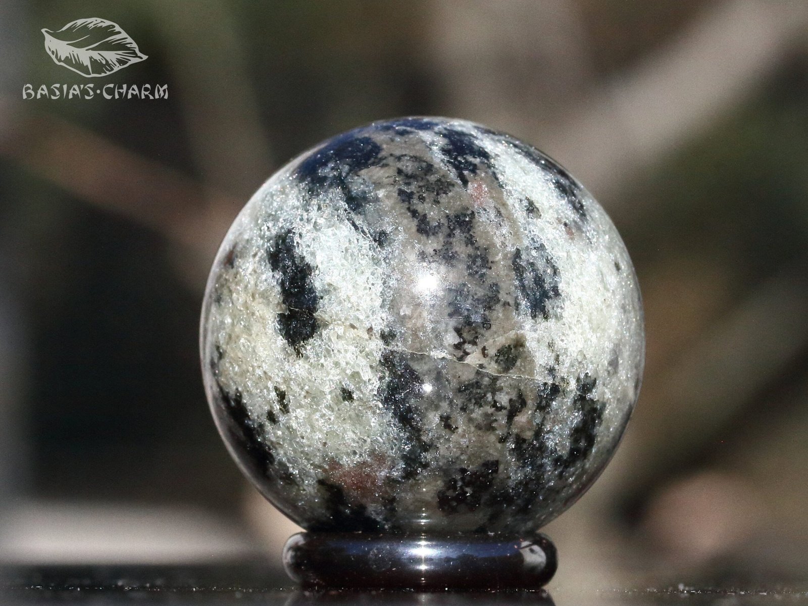 Apatite with titanite - Image 6