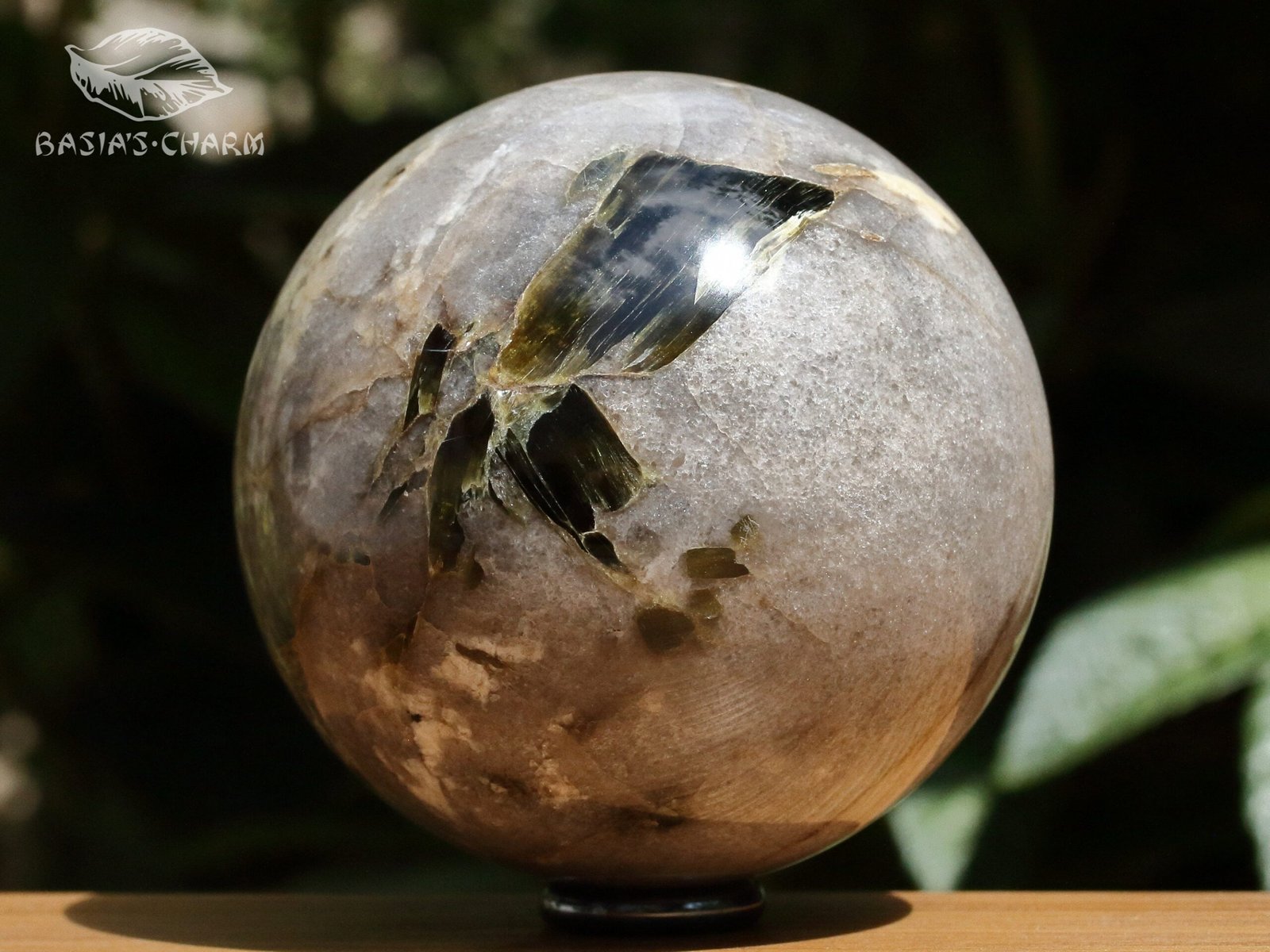 Green transparent muscovite in quartz
