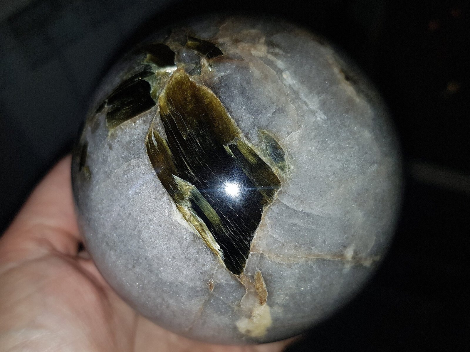 Green transparent muscovite in quartz - Image 2