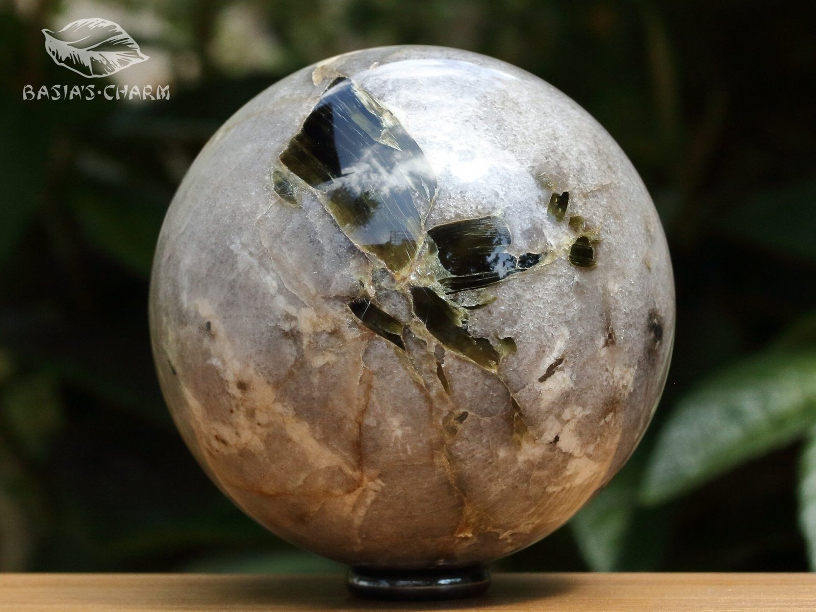 Green transparent muscovite in quartz - Image 4